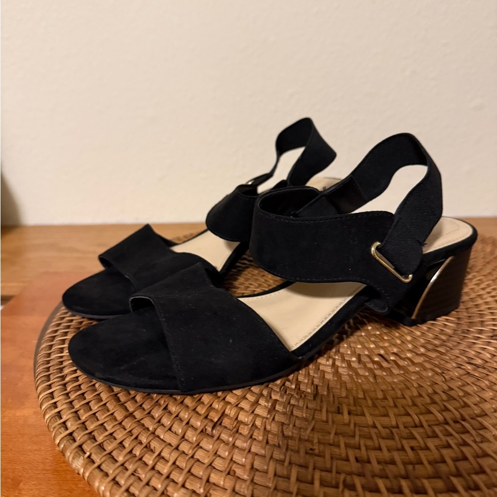 Liz Claiborne Black Low Block Heel Sandals‎ with Gold accents - Picture 5 of 11